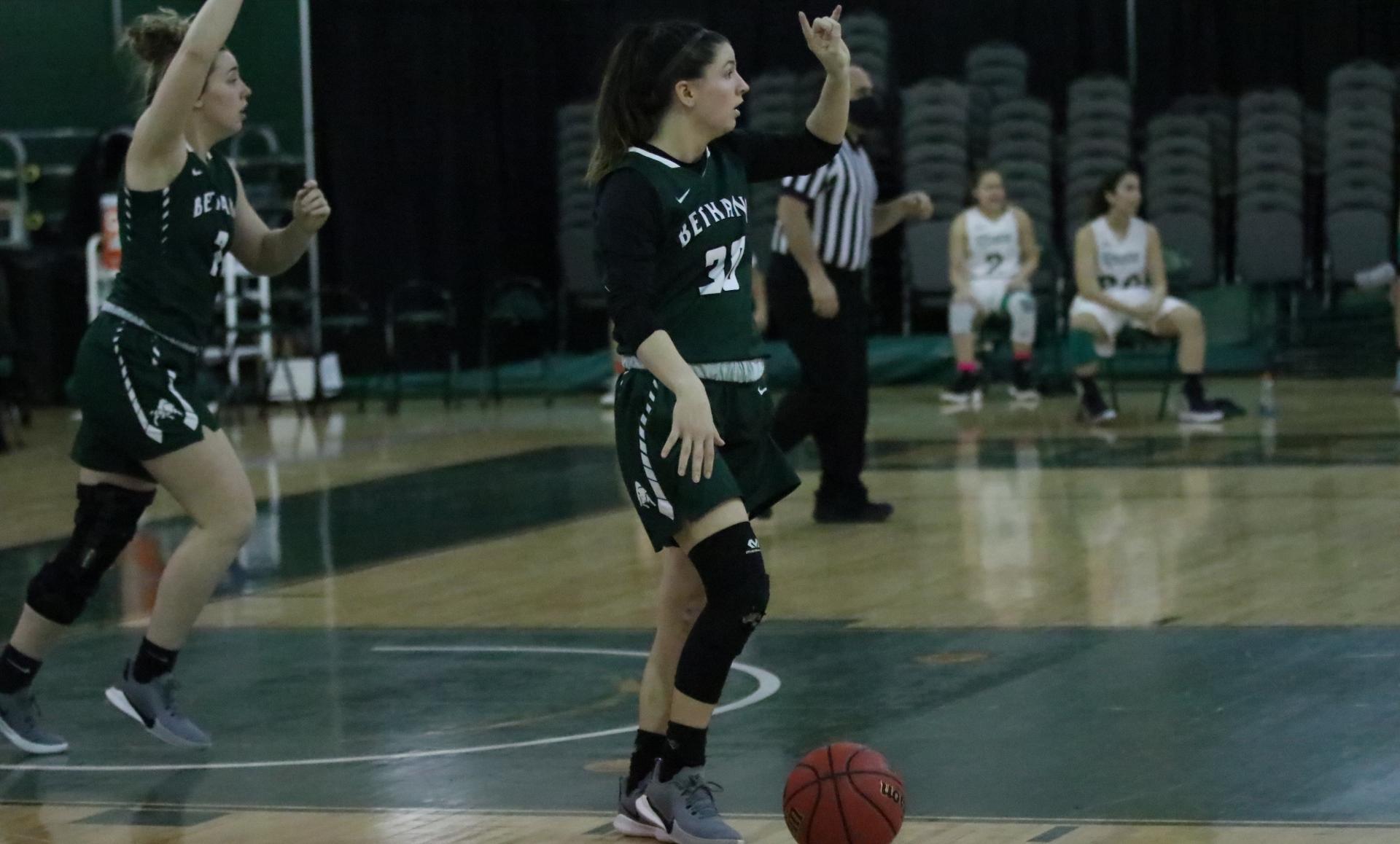 Women's Basketball Edged by Titans, 80-73.