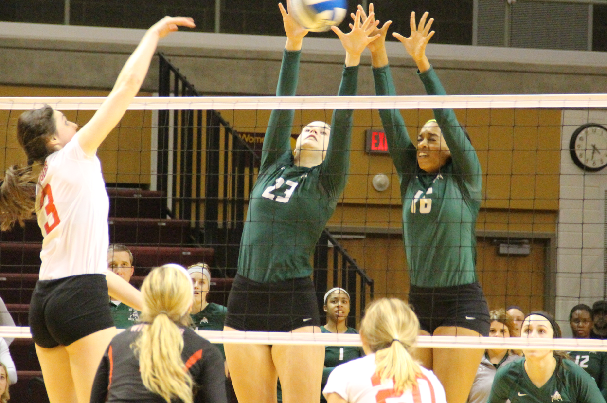 Bison bow out at NCAA Tournament to Wittenberg, 3-0